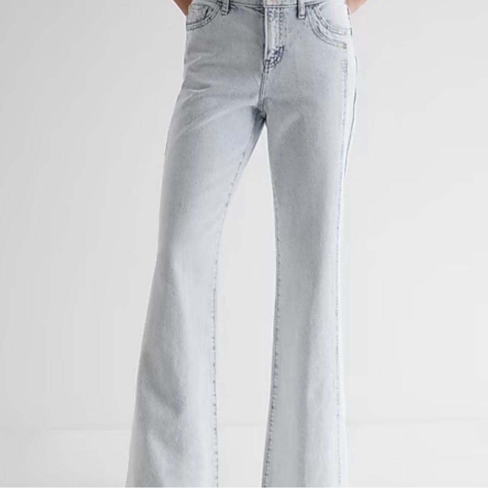 Sold out. NWT. EXPRESS mid rise light wash double seam 70s flare. Size 6S